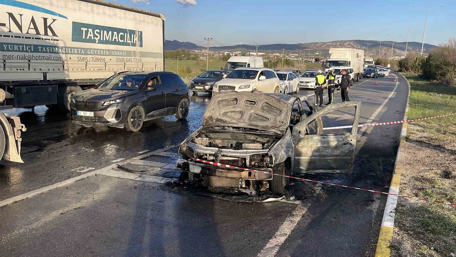 Alev alan otomobil kullanılamaz hale geldi
