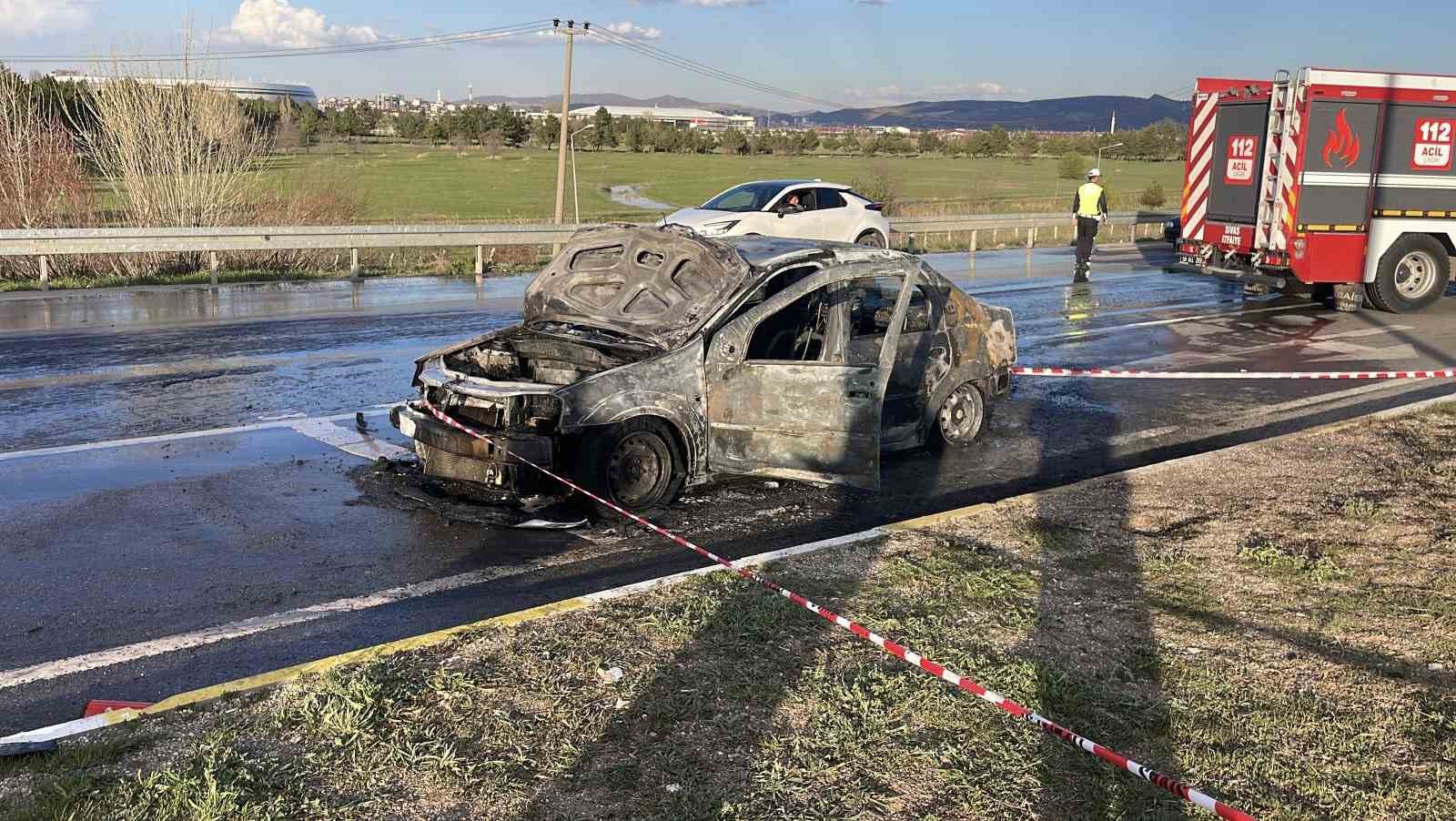 Alev alan otomobil kullanılamaz hale geldi
