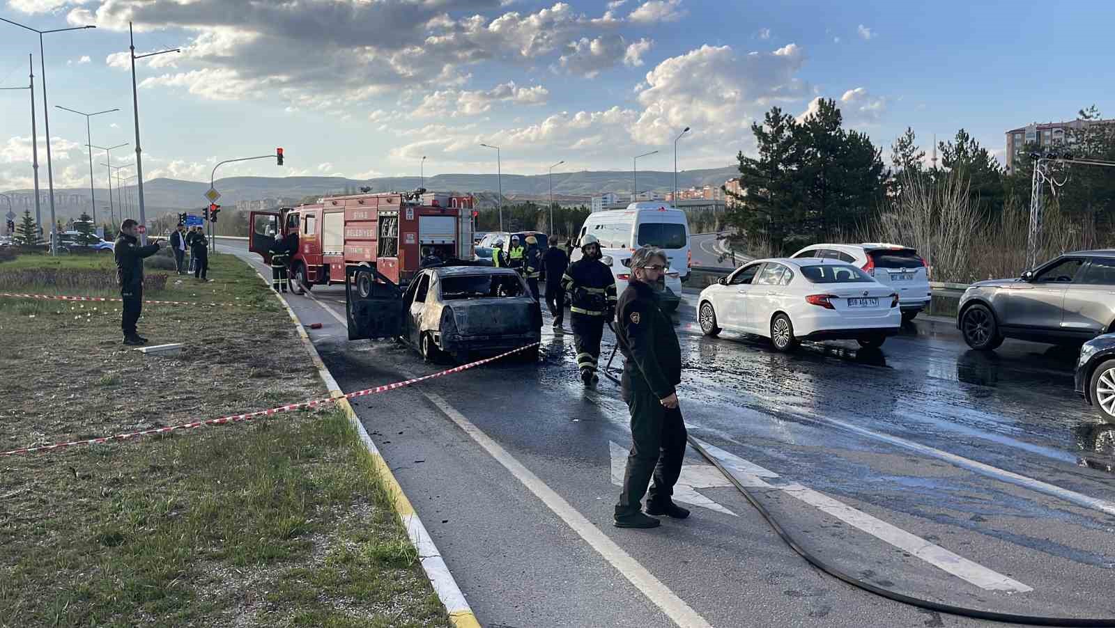 Alev alan otomobil kullanılamaz hale geldi
