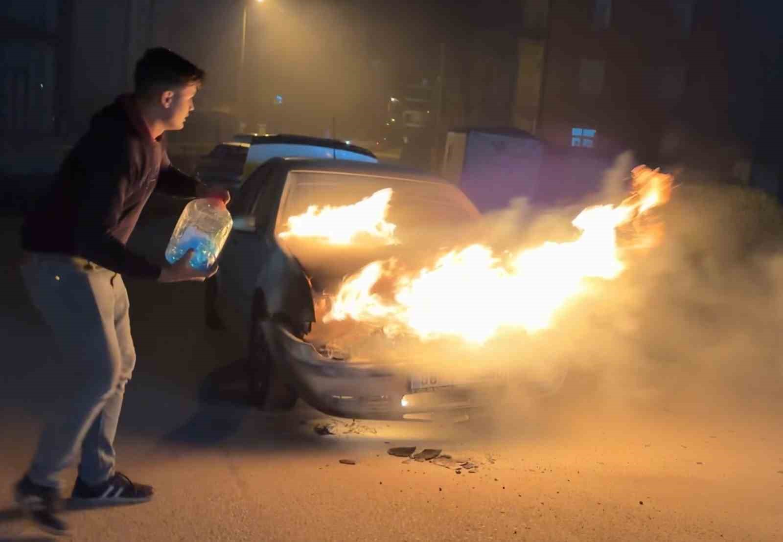 Alev alev yanan araca antifriz döküp söndürmeye çalıştı
