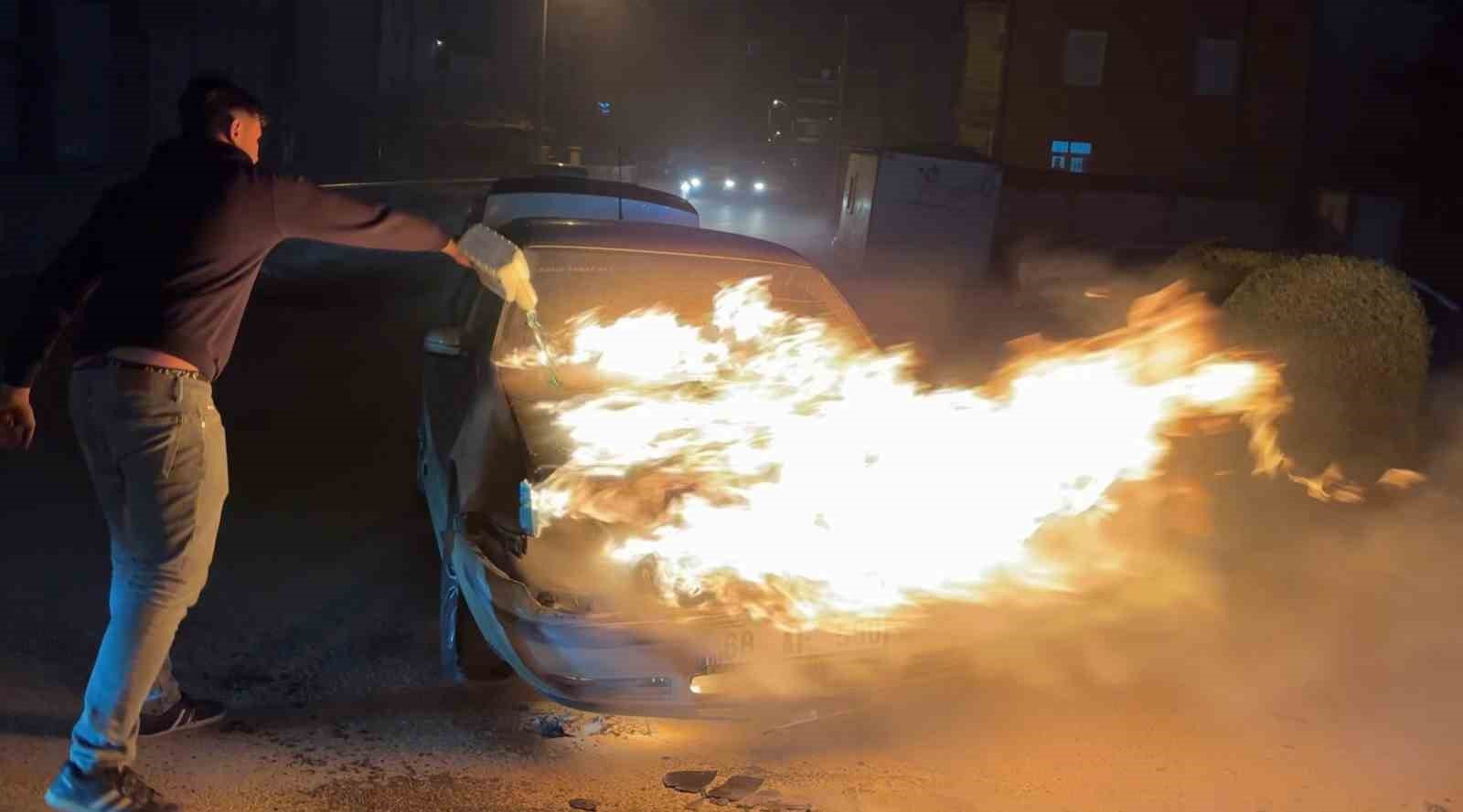 Alev alev yanan araca antifriz döküp söndürmeye çalıştı
