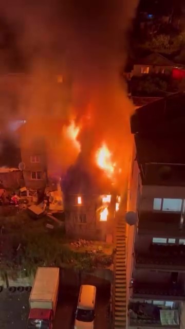 Alev alev yanan iki katlı ahşap metruk bina küle döndü
