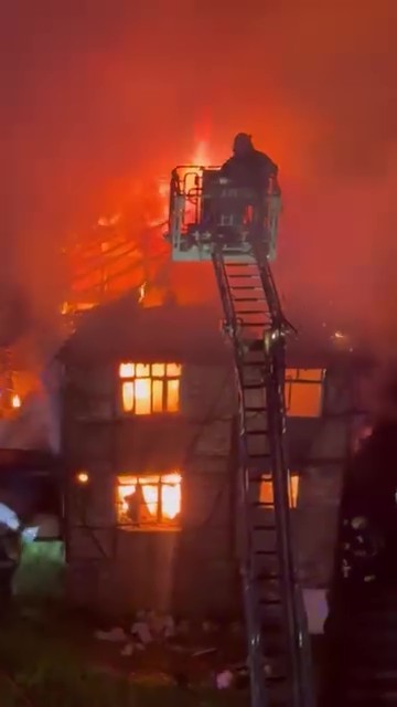 Alev alev yanan iki katlı ahşap metruk bina küle döndü
