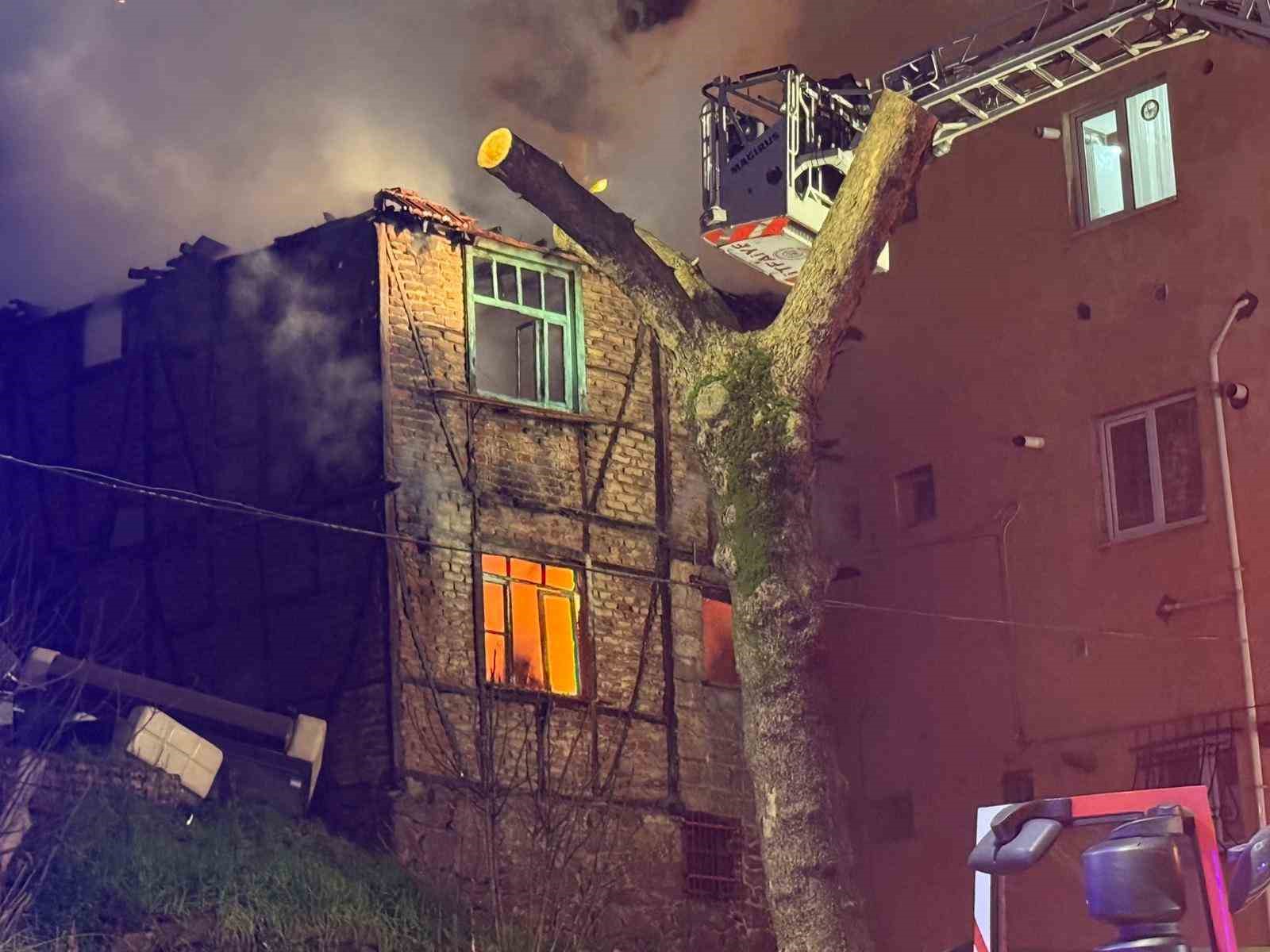 Alev alev yanan iki katlı ahşap metruk bina küle döndü
