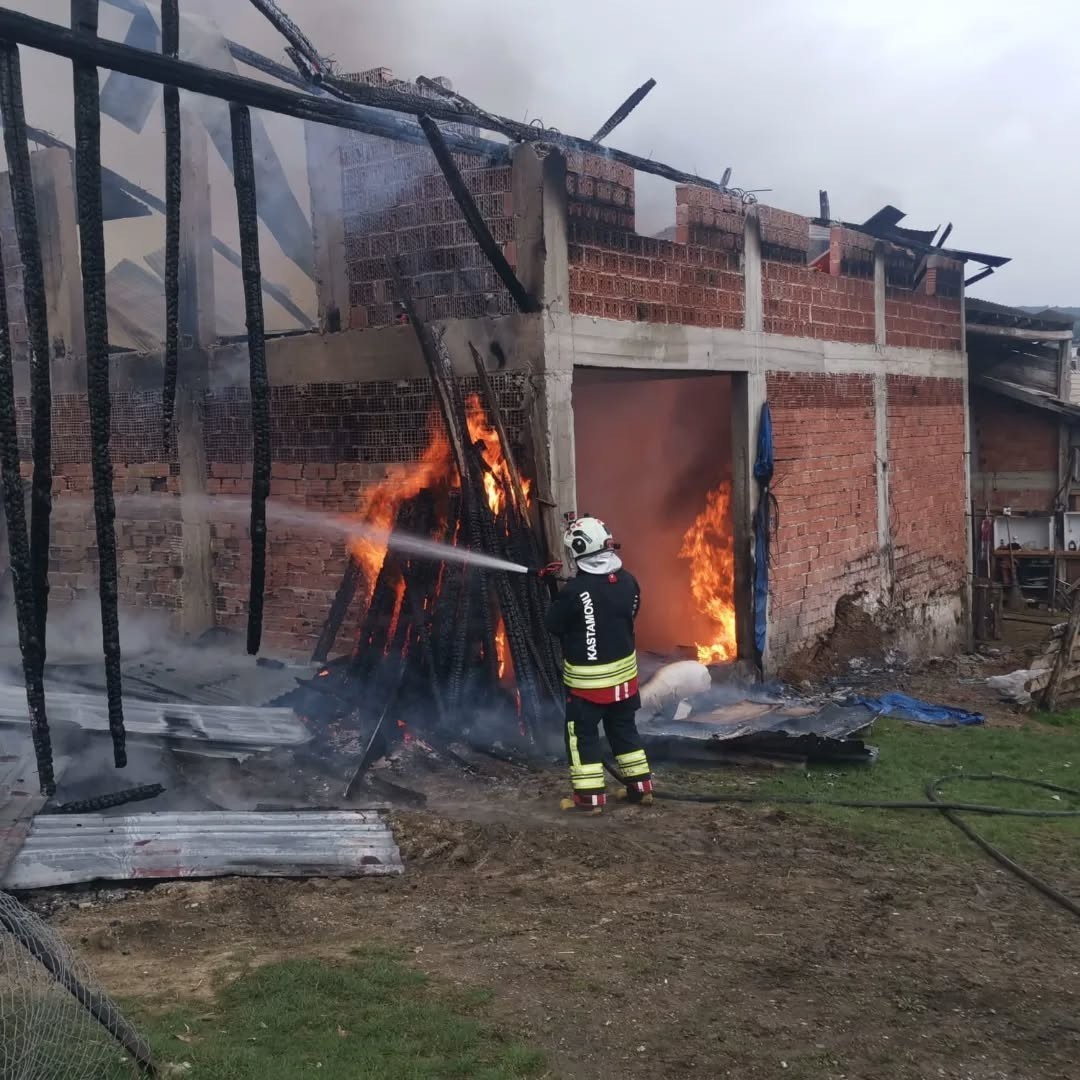 Alev alev yanan samanlık kullanılamaz hale geldi
