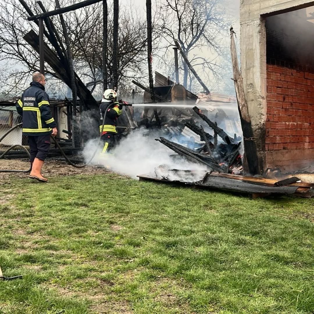 Alev alev yanan samanlık kullanılamaz hale geldi
