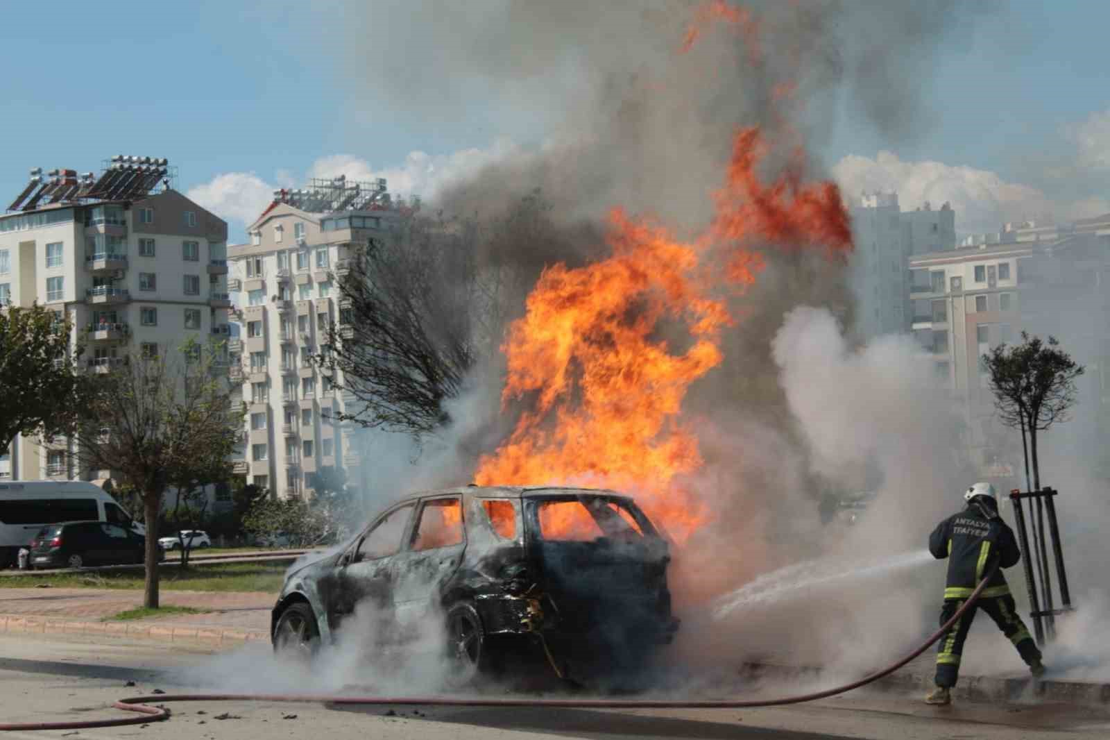Alev topuna dönen araçtan kedisiyle birlikte son anda çıktı: Sahibinin omuzundan bir an olsun ayrılmadı
