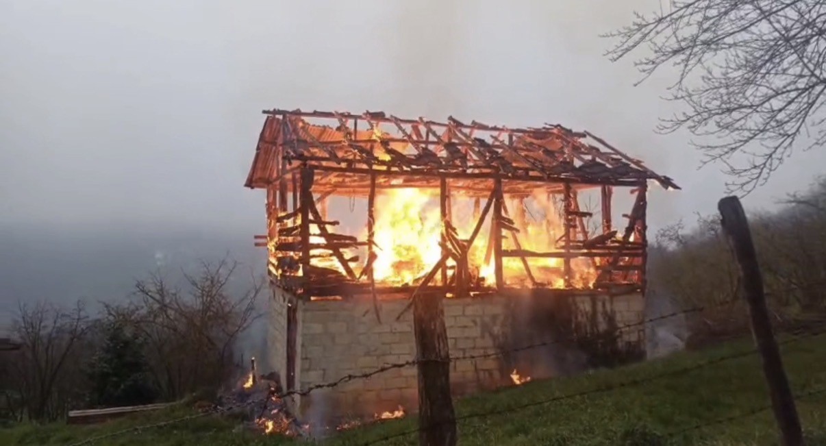 Alev topuna dönen ardiye kullanılamaz hale geldi
