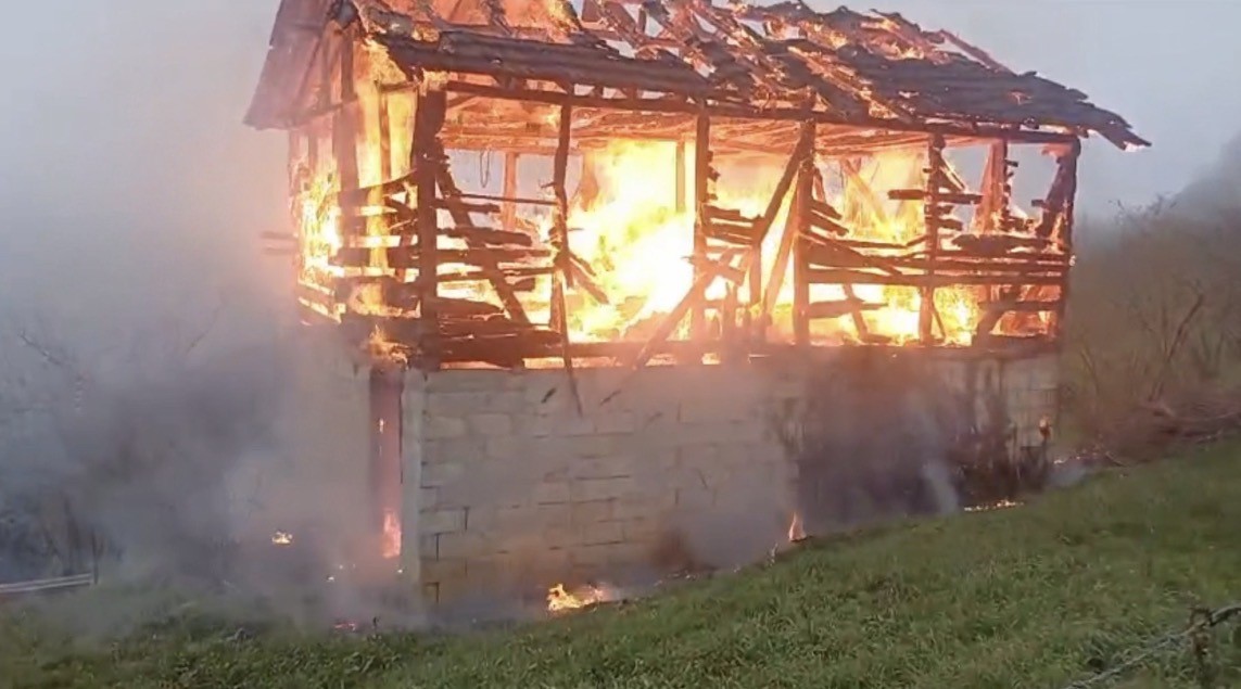 Alev topuna dönen ardiye kullanılamaz hale geldi
