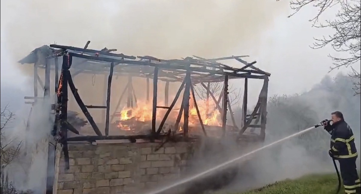 Alev topuna dönen ardiye kullanılamaz hale geldi
