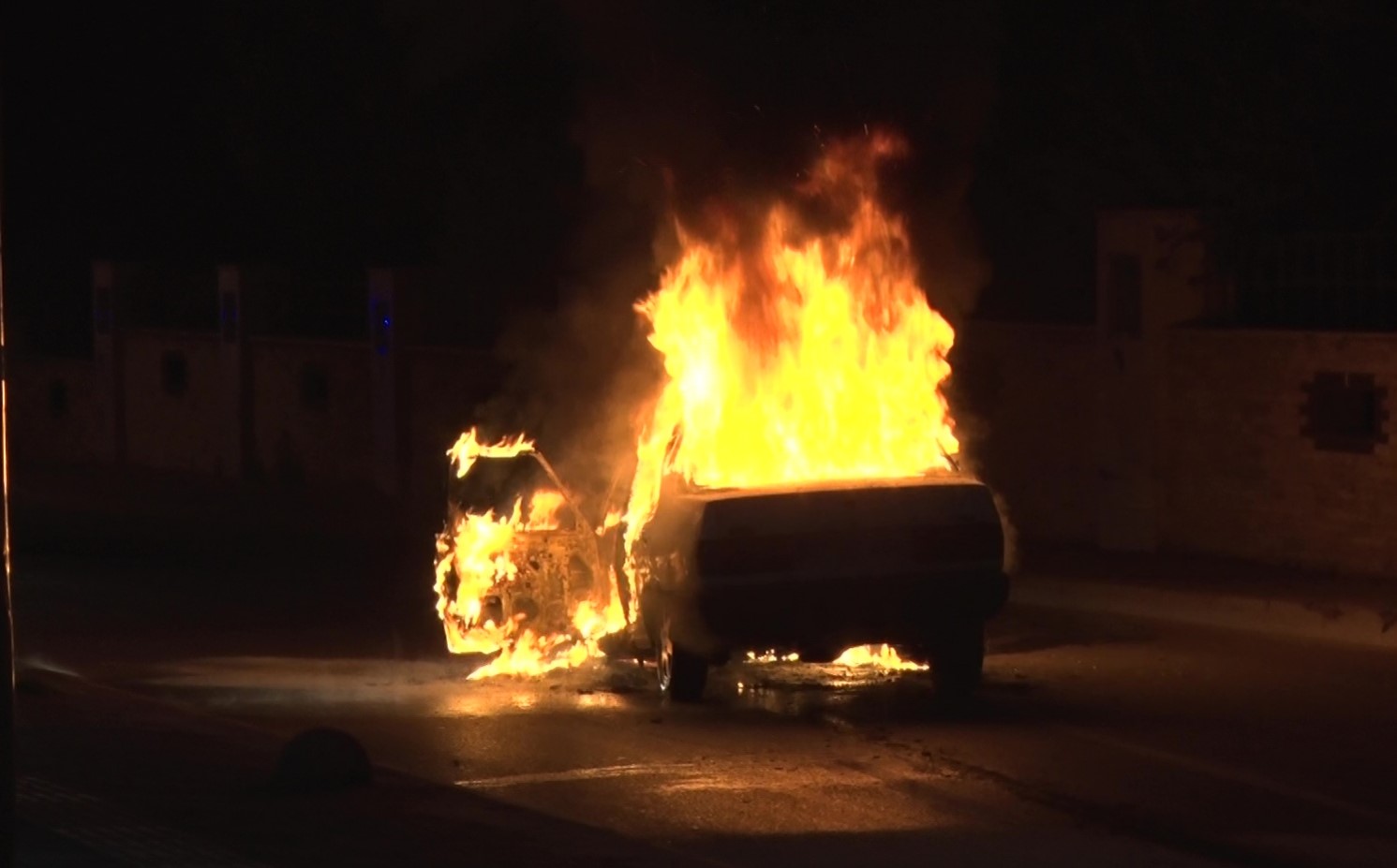 Alev topuna dönen Tofaş’tan geriye demir yığını kaldı
