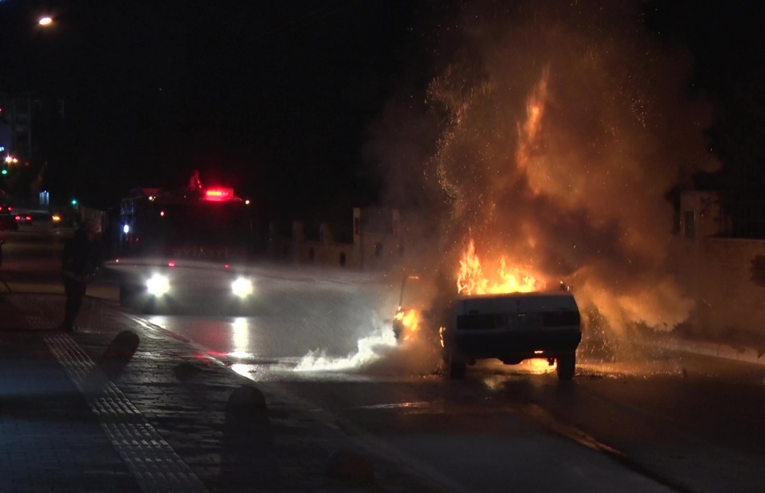 Alev topuna dönen Tofaş’tan geriye demir yığını kaldı
