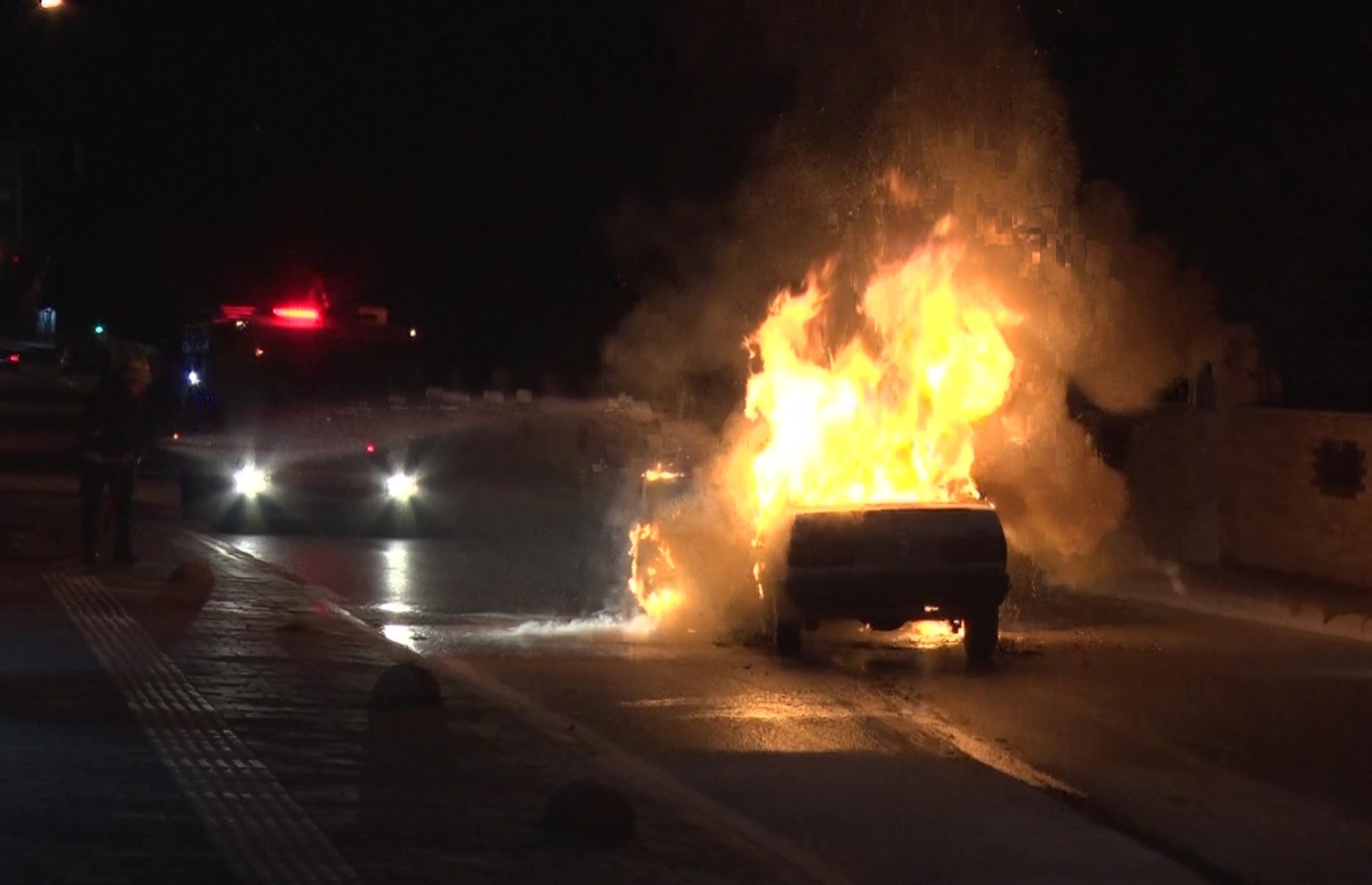 Alev topuna dönen Tofaş’tan geriye demir yığını kaldı
