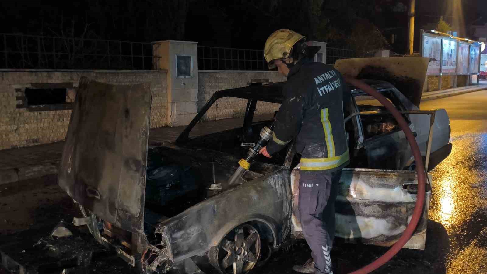 Alev topuna dönen Tofaş’tan geriye demir yığını kaldı
