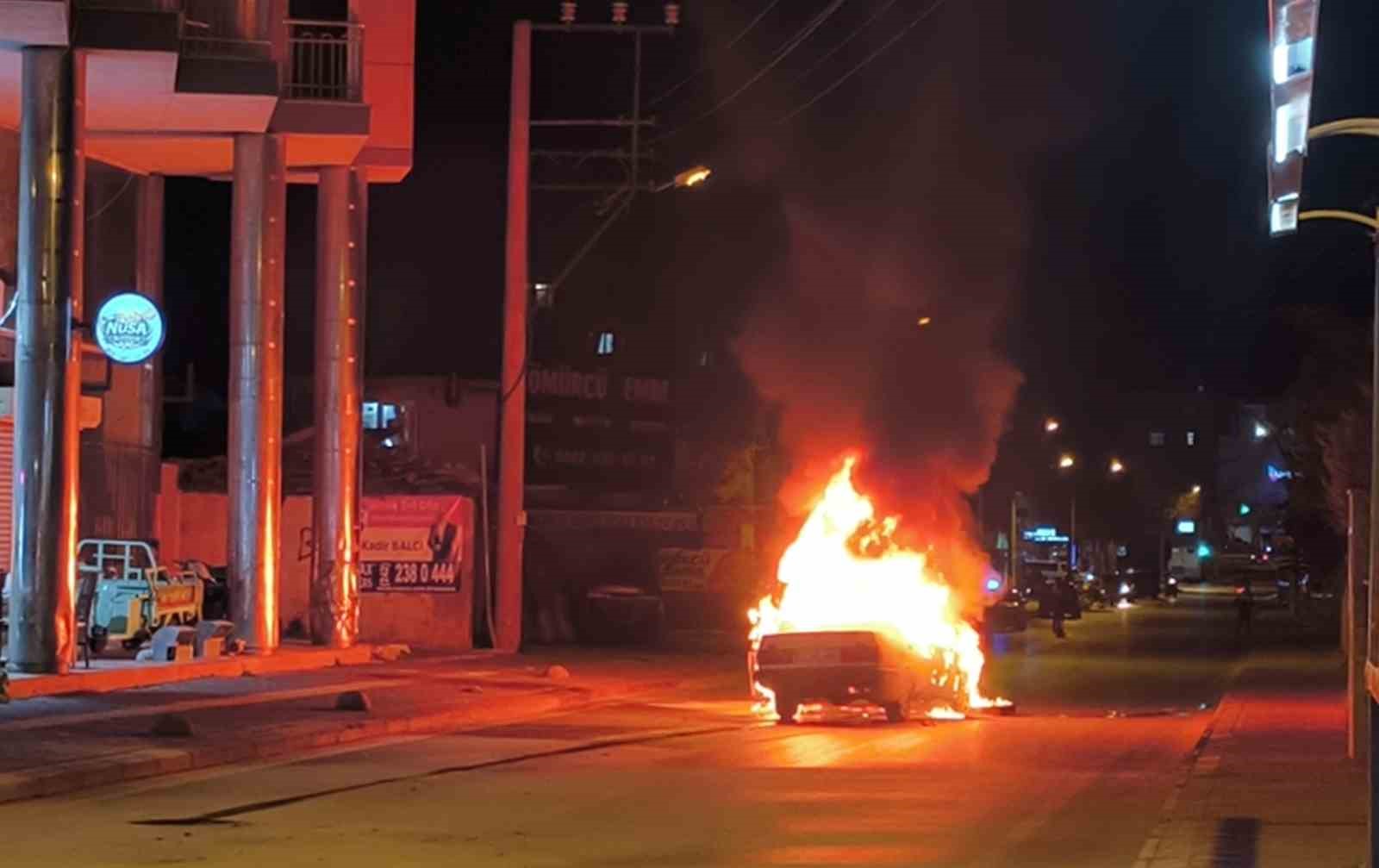 Alev topuna dönen Tofaş’tan geriye demir yığını kaldı
