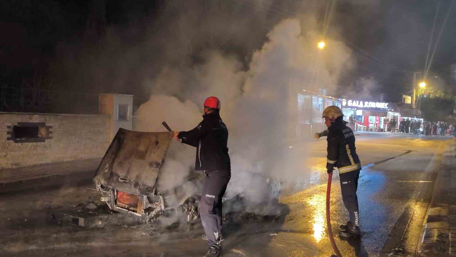 Alev topuna dönen Tofaş’tan geriye demir yığını kaldı
