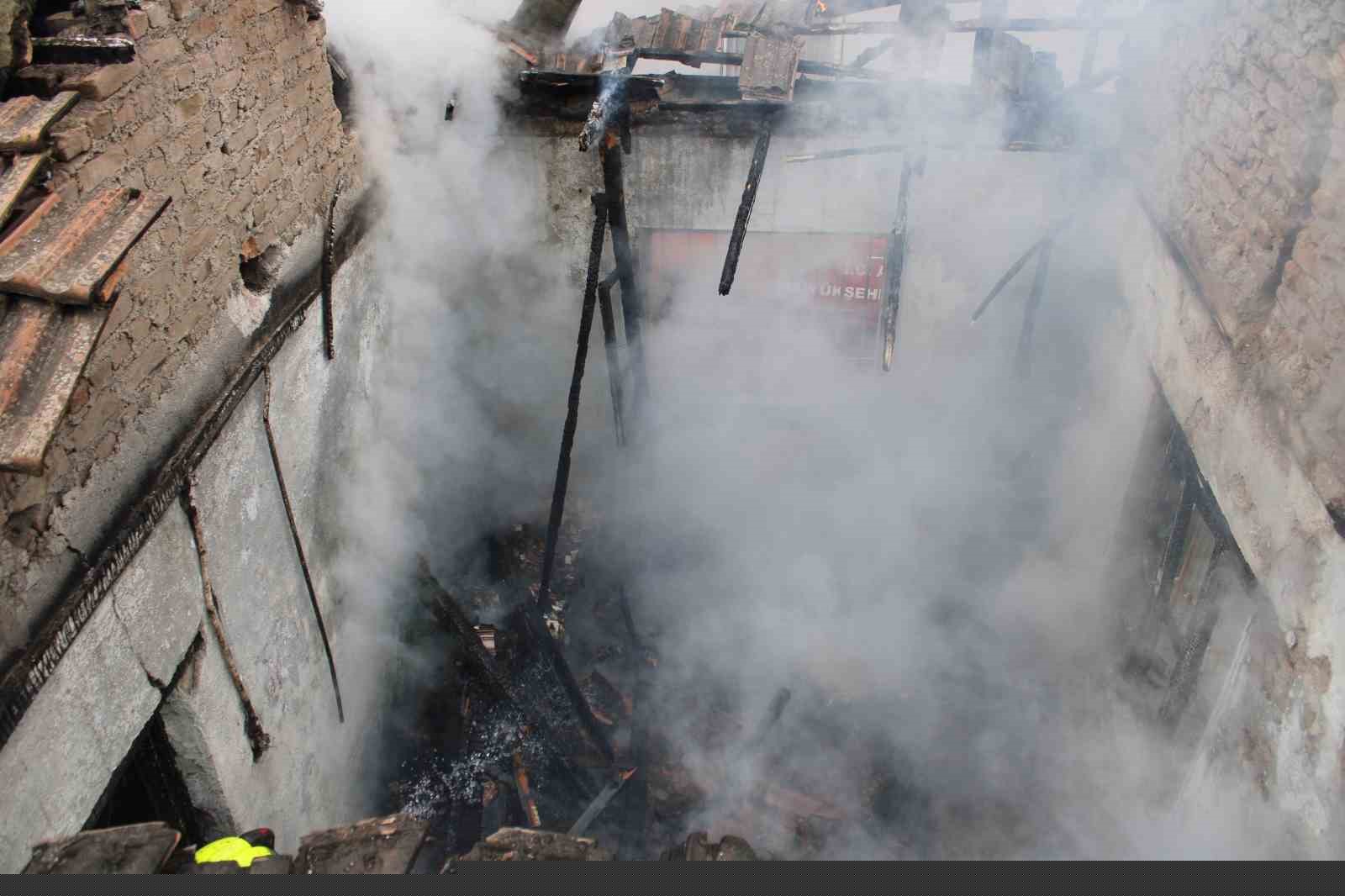 Alevler evi sardı, mahallede panik yaşandı
