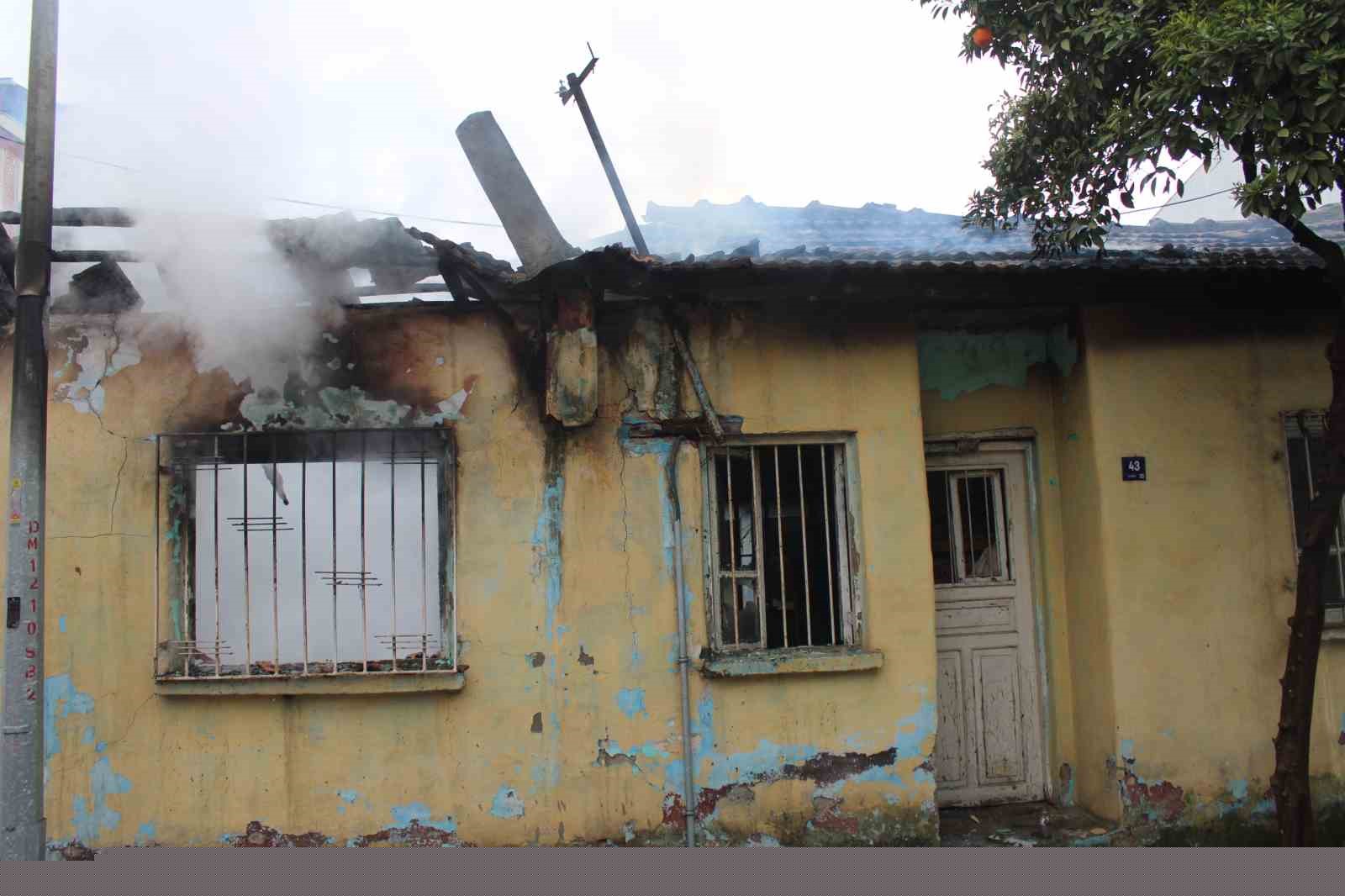 Alevler evi sardı, mahallede panik yaşandı
