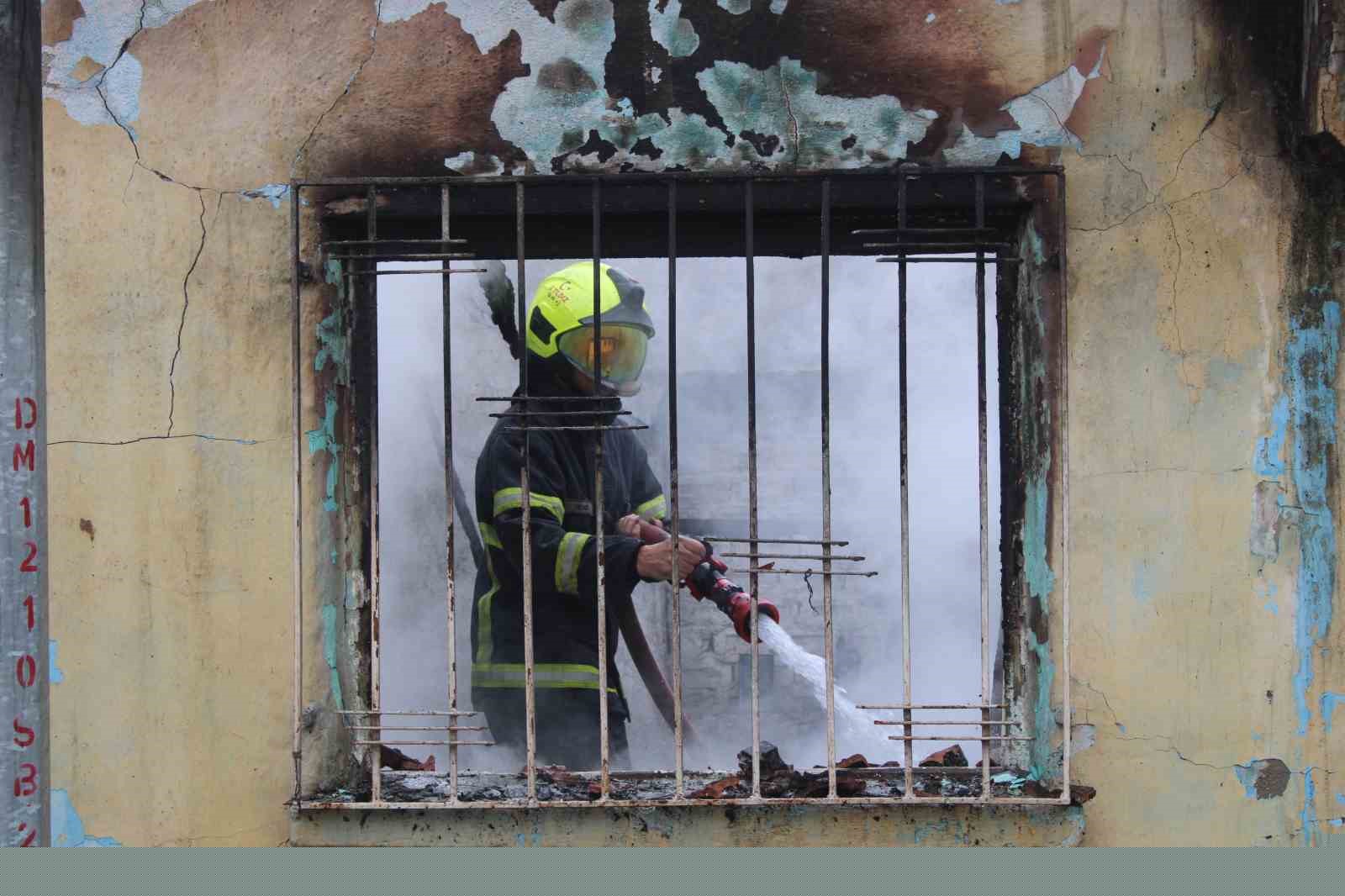 Alevler evi sardı, mahallede panik yaşandı
