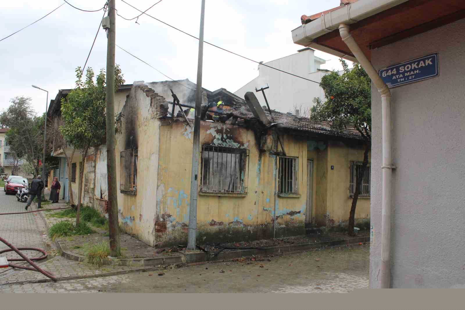 Alevler evi sardı, mahallede panik yaşandı
