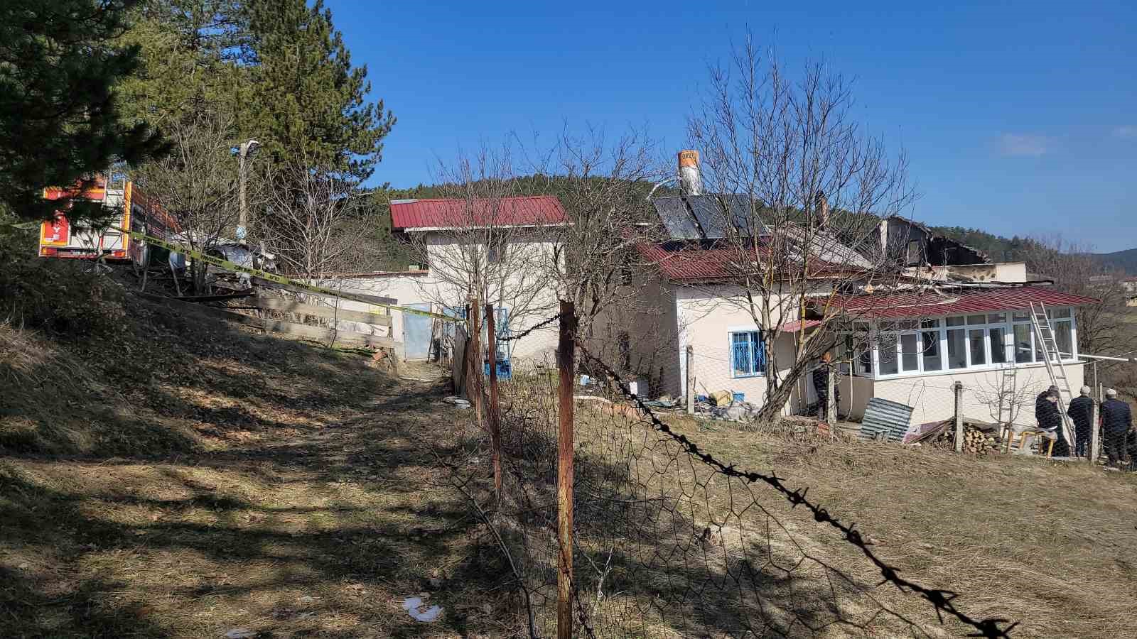 Alevlere çatıdan müdahale etmek isterken yaşamını yitirdi
