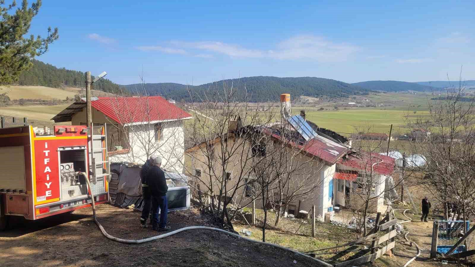 Alevlere çatıdan müdahale etmek isterken yaşamını yitirdi
