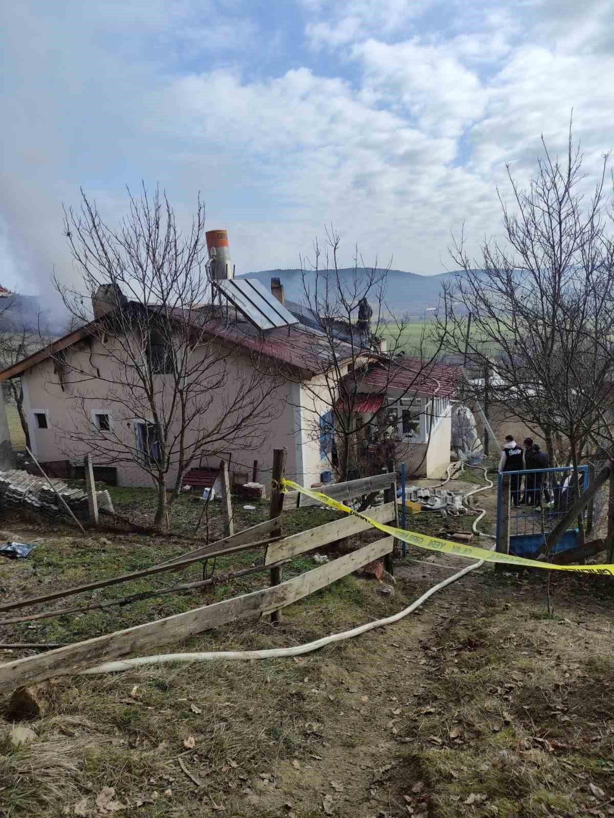 Alevlere çatıdan müdahale etmek isterken yaşamını yitirdi
