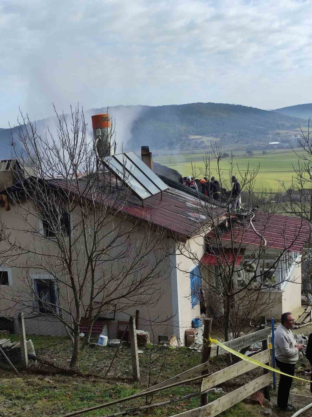 Alevlere çatıdan müdahale etmek isterken yaşamını yitirdi
