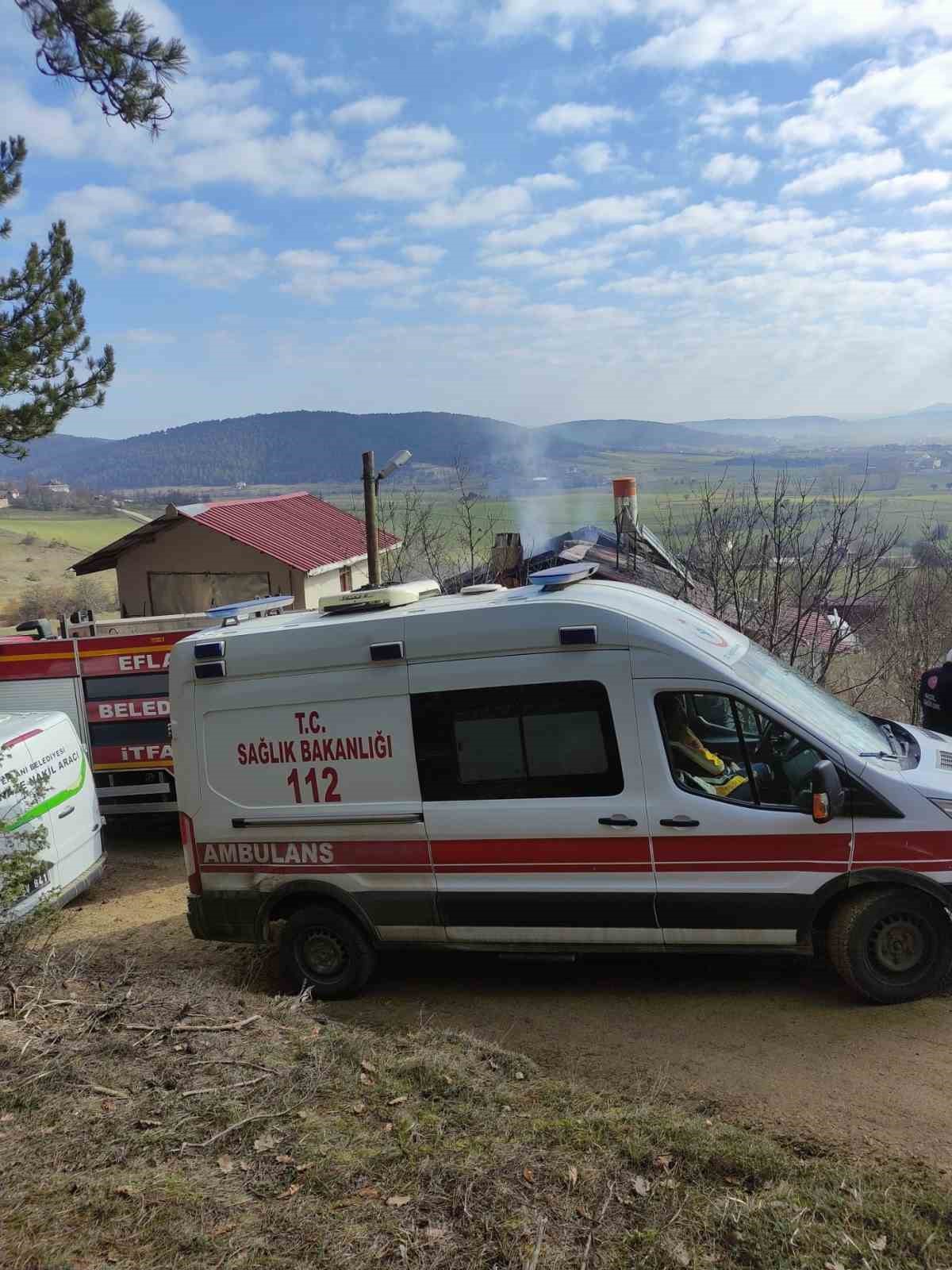 Alevlere çatıdan müdahale etmek isterken yaşamını yitirdi
