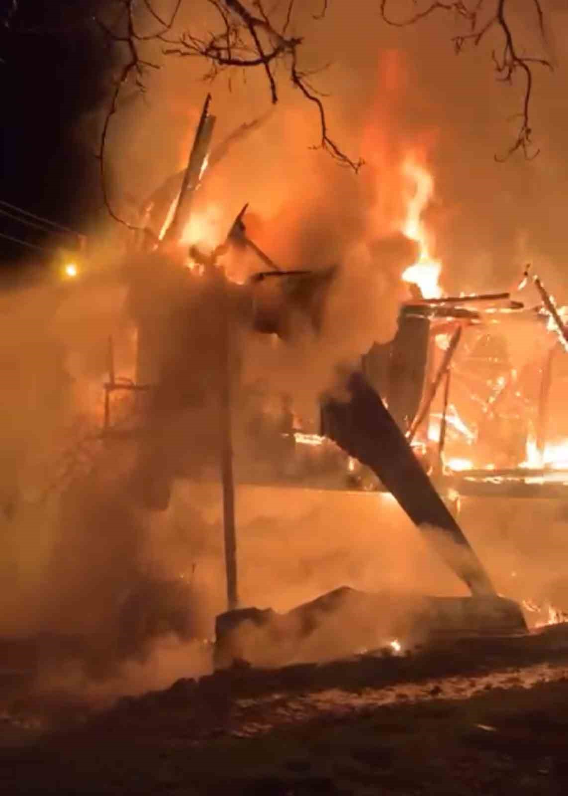 Alevlere teslim olan ahşap ev küle döndü
