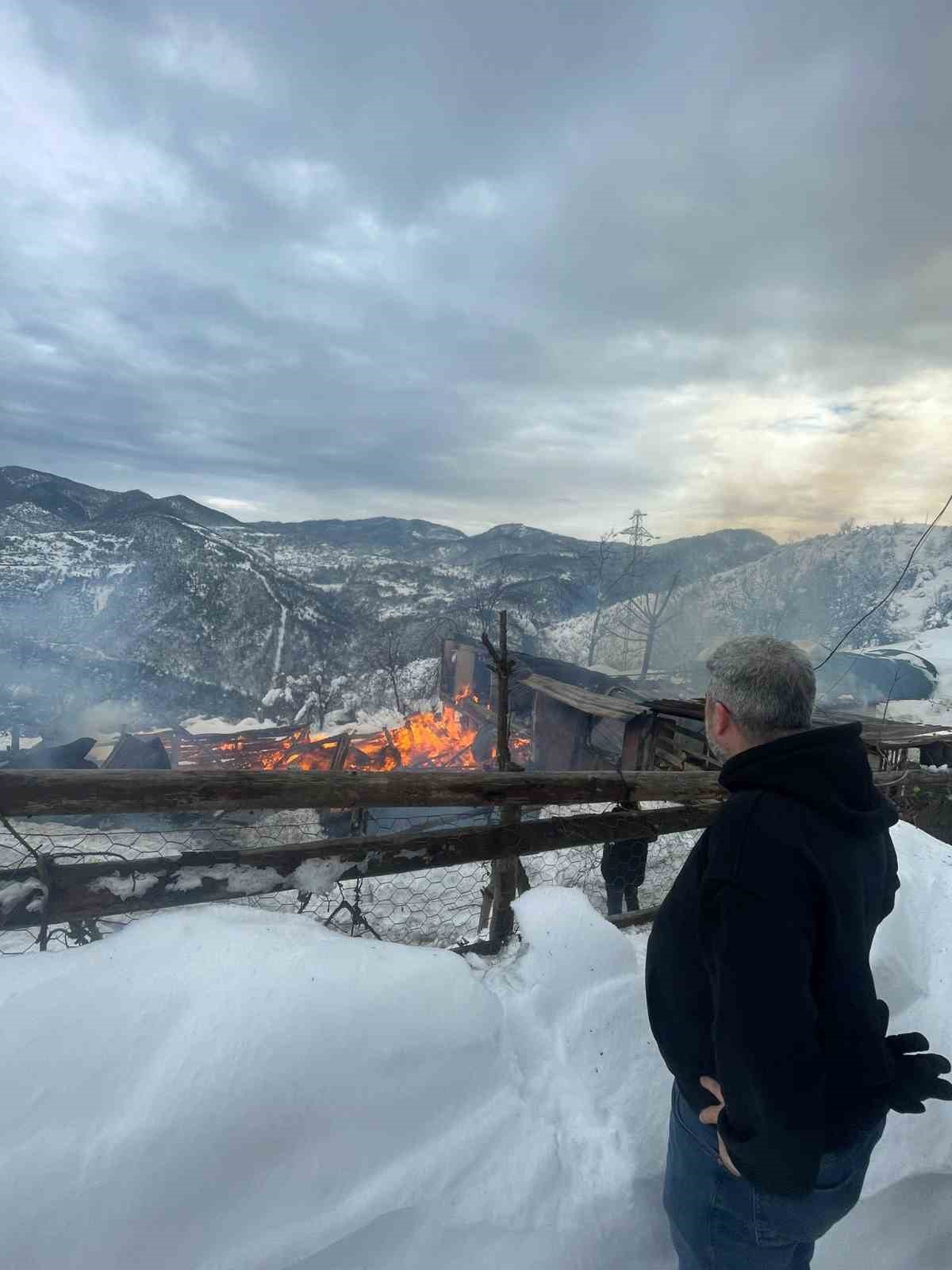 Alevlere teslim olan ahşap ev tamamen yandı
