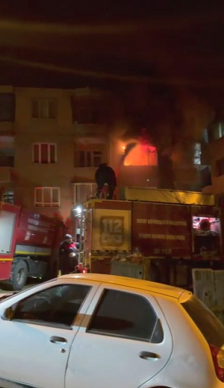 Alevlere teslim olan apartman dairesi kullanılmaz hale geldi
