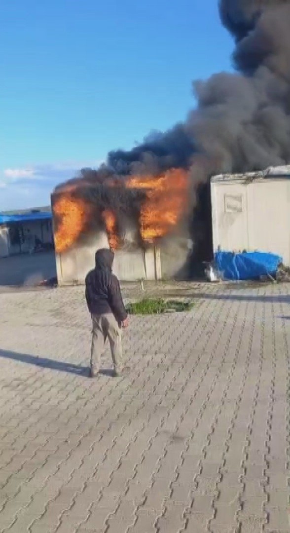 Alevlere teslim olan boş konteyner kullanılamaz hale geldi
