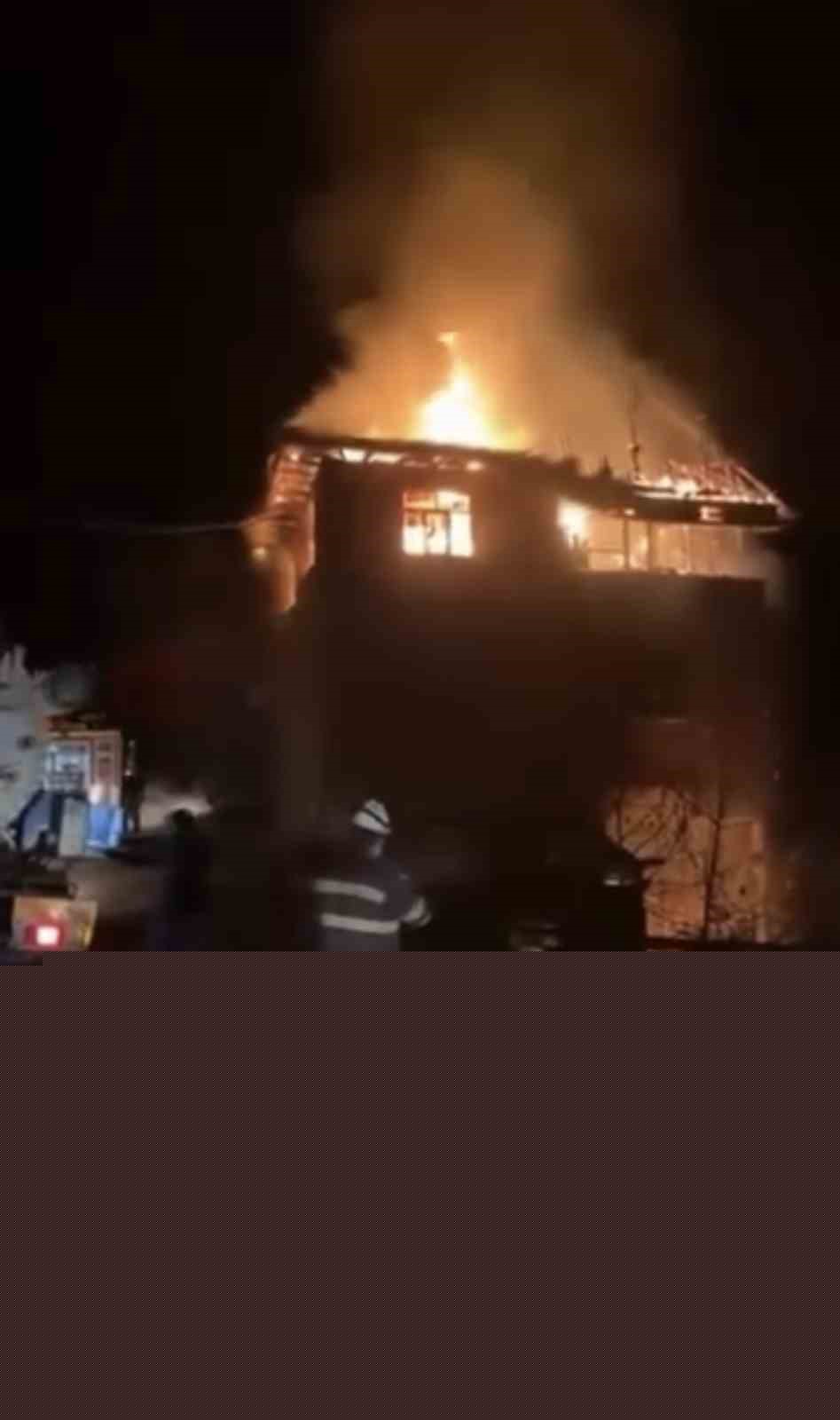 Alevlere teslim olan ev küle döndü
