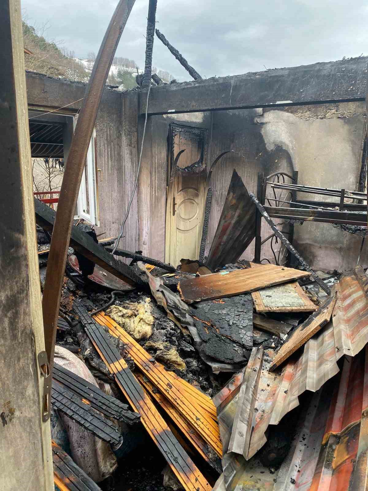 Alevlere teslim olan ev kullanılmaz hale geldi
