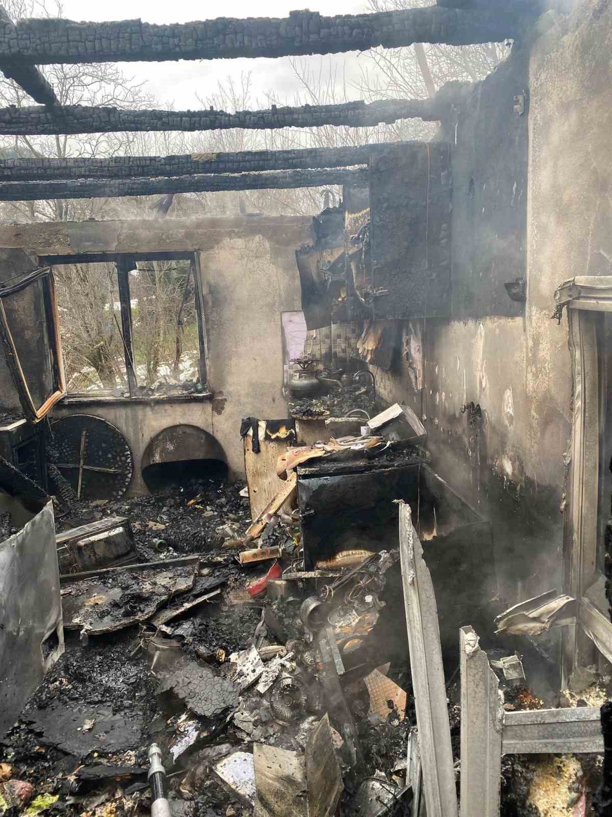 Alevlere teslim olan ev kullanılmaz hale geldi
