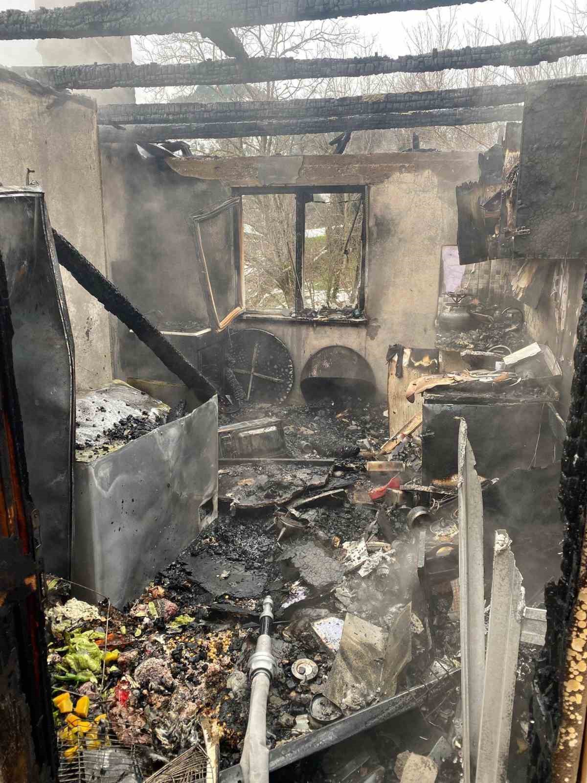 Alevlere teslim olan ev kullanılmaz hale geldi
