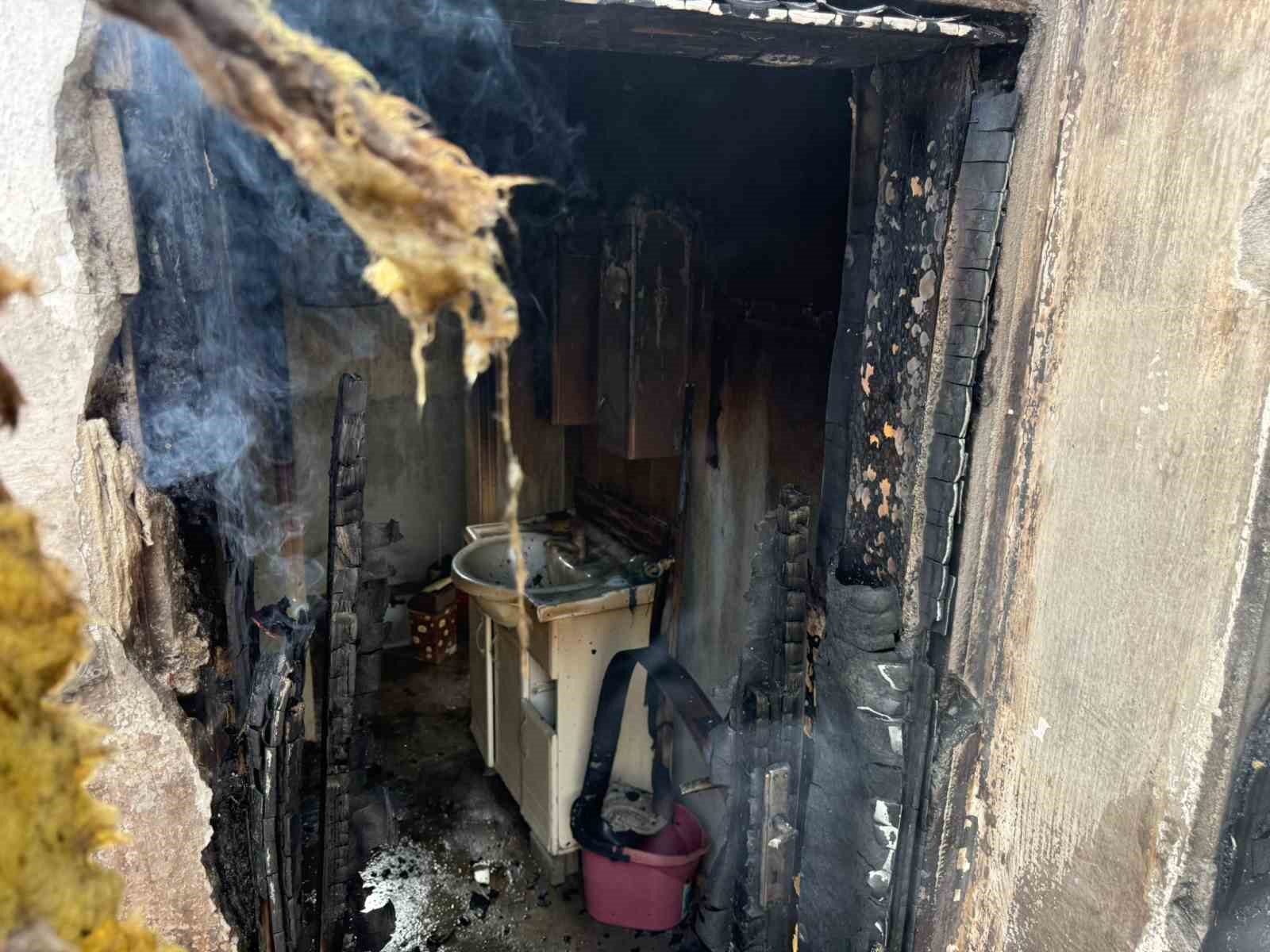 Alevlere teslim olan ev kullanılmaz hale geldi
