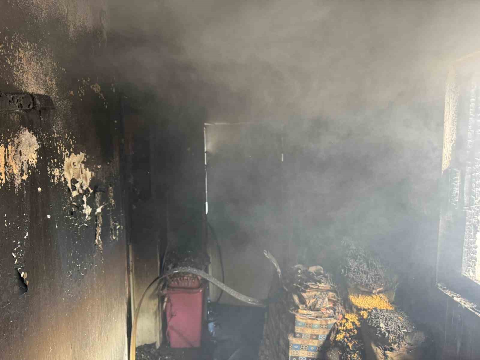 Alevlere teslim olan ev kullanılmaz hale geldi
