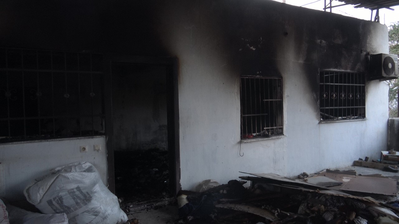 Alevlere teslim olan evde ailenin 50 yıllık hatıraları küle döndü
