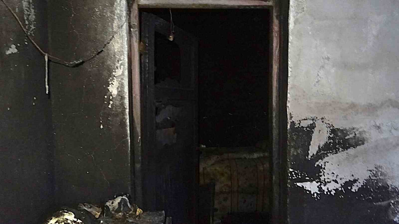 Alevlere teslim olan evde ailenin 50 yıllık hatıraları küle döndü
