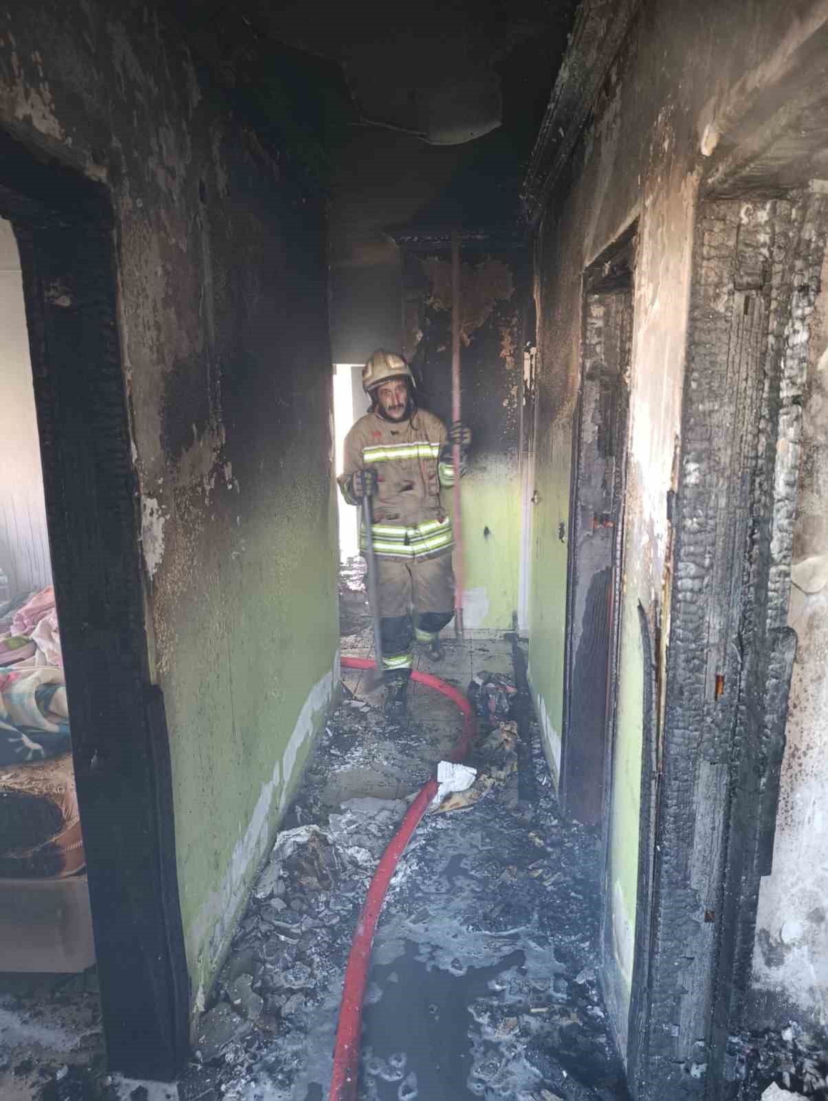 Alevlere teslim olan evinden çıkmak isteyen şahıs yaralandı
