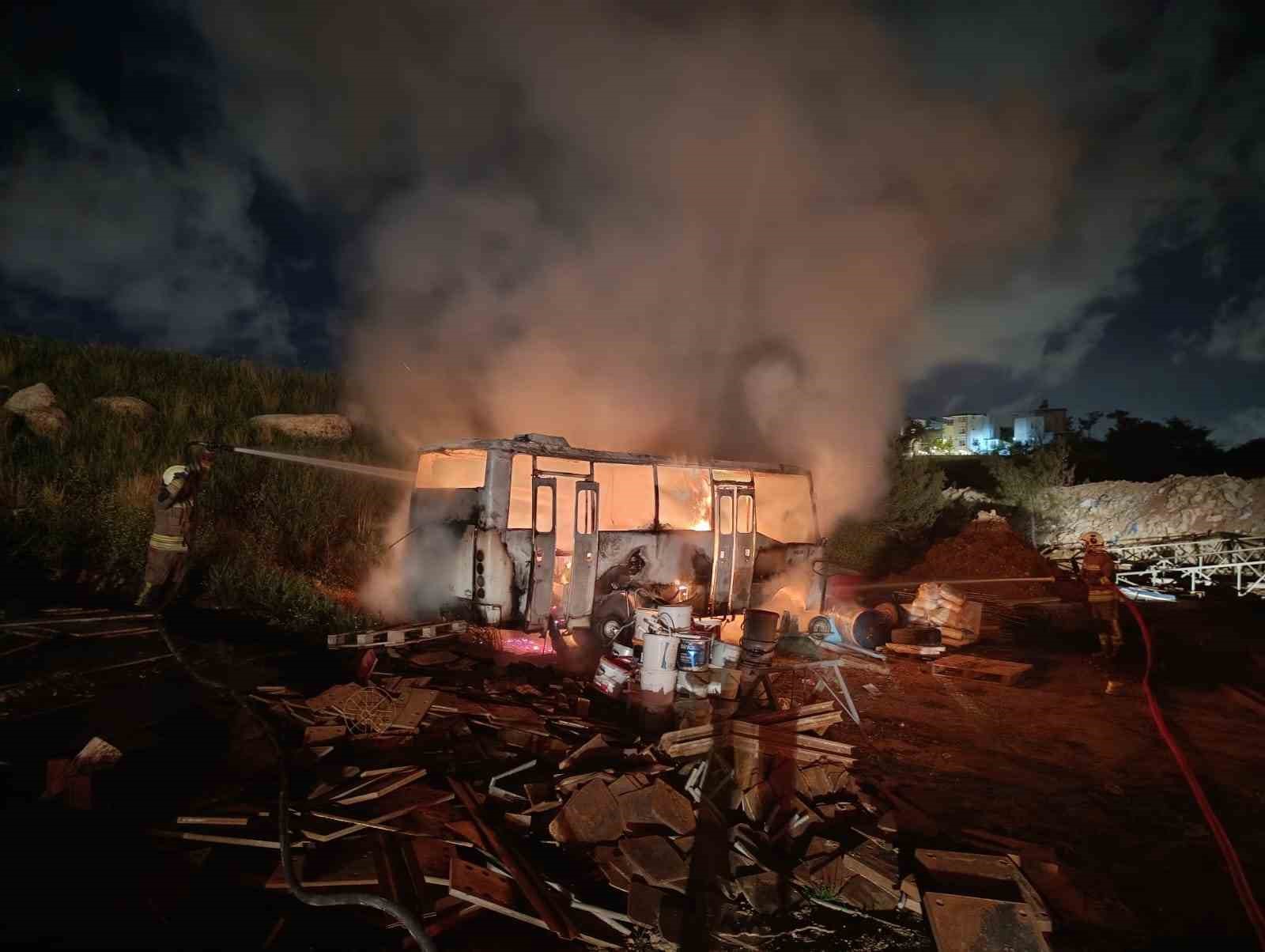 Alevlere teslim olan konteyner ve minibüs kullanılmaz hale geldi
