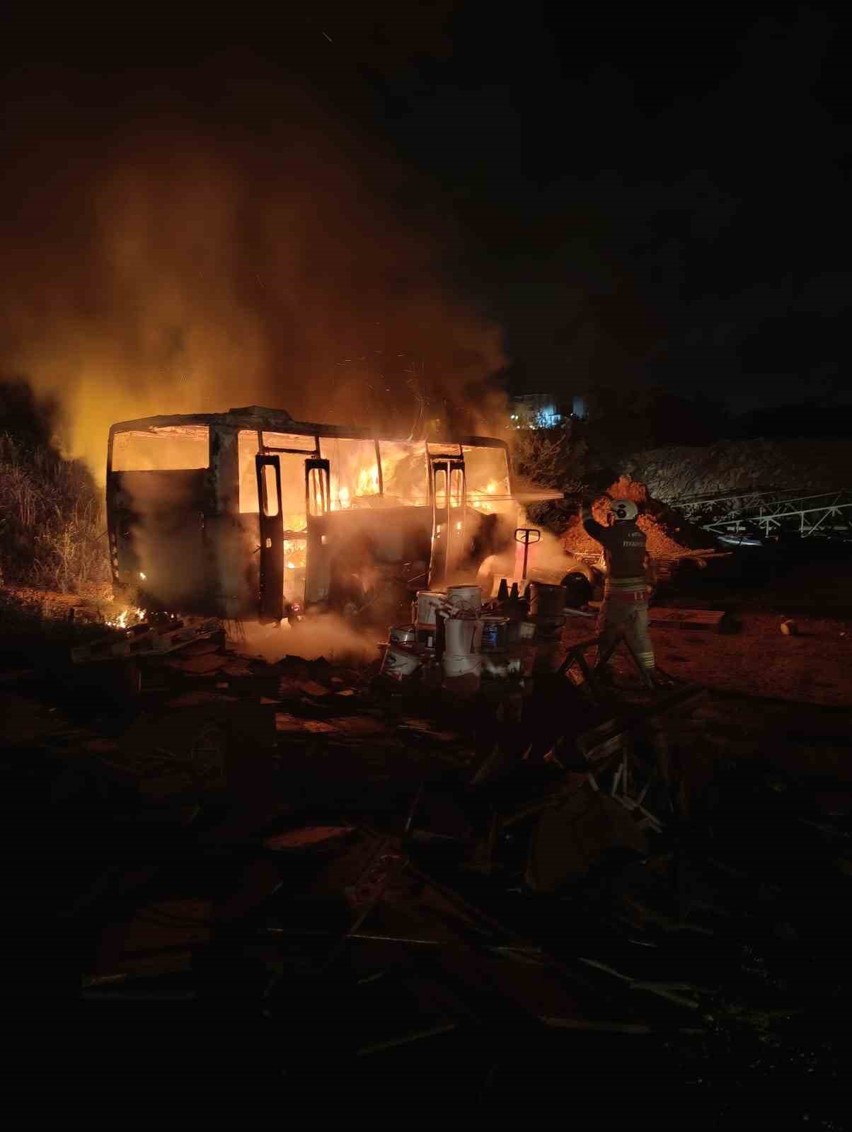 Alevlere teslim olan konteyner ve minibüs kullanılmaz hale geldi
