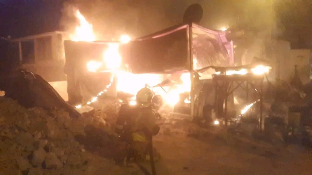 Alevlere teslim olan konteyner yanarak kullanılamaz hale geldi
