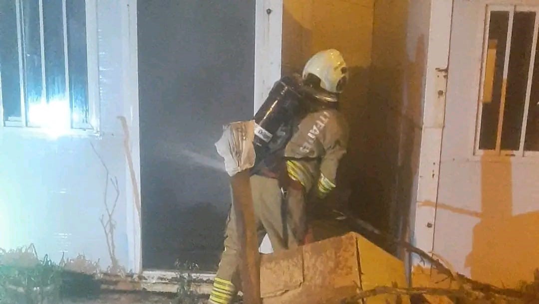 Alevlere teslim olan konteyner yanarak kullanılamaz hale geldi
