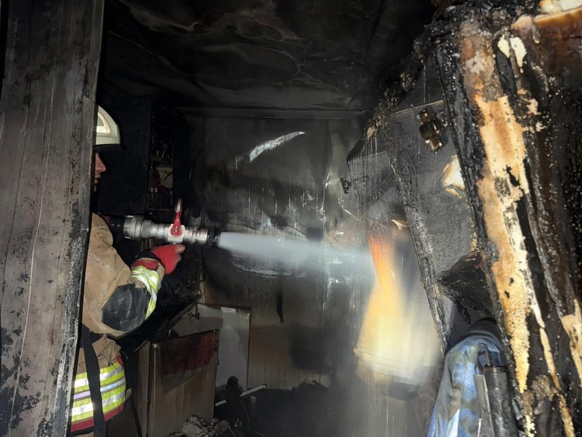 Alevlere teslim olan konteyner yanarak kullanılamaz hale geldi
