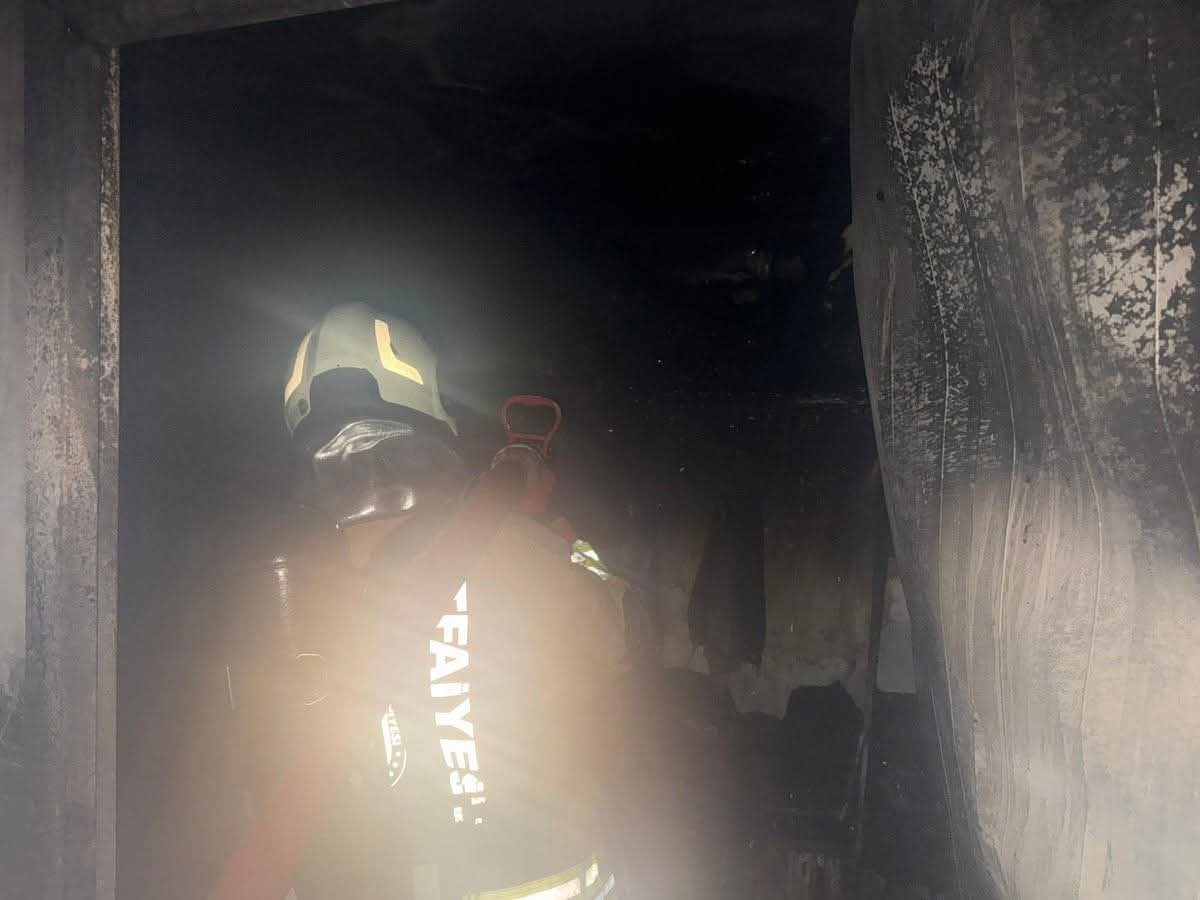 Alevlere teslim olan konteyner yanarak kullanılamaz hale geldi
