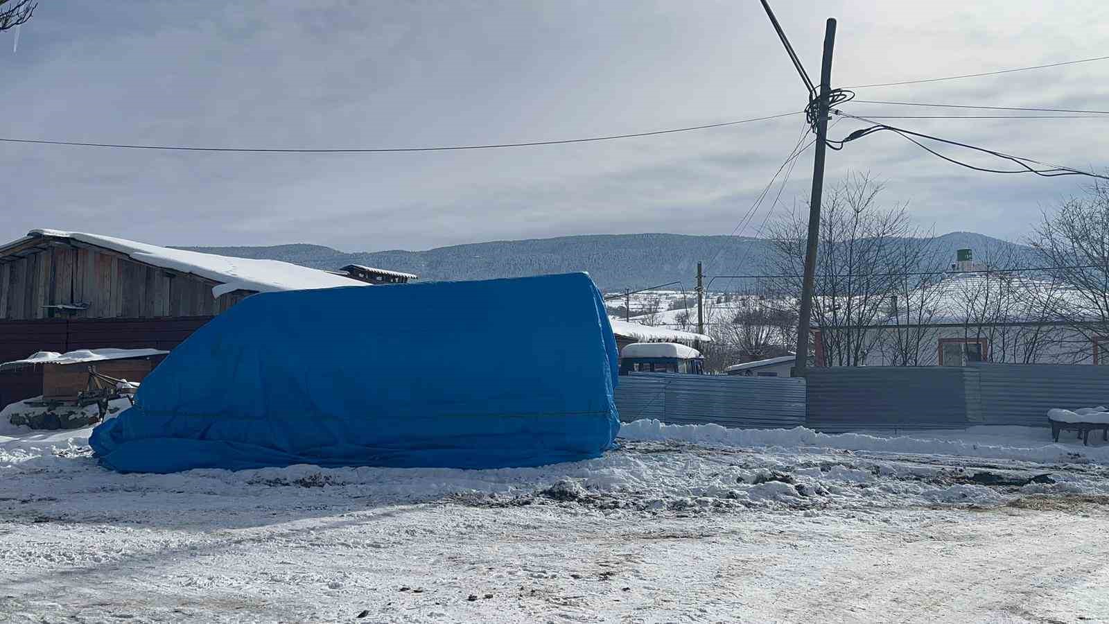 Alevlere teslim olan minibüsünü izlerken kalbine yenik düştü
