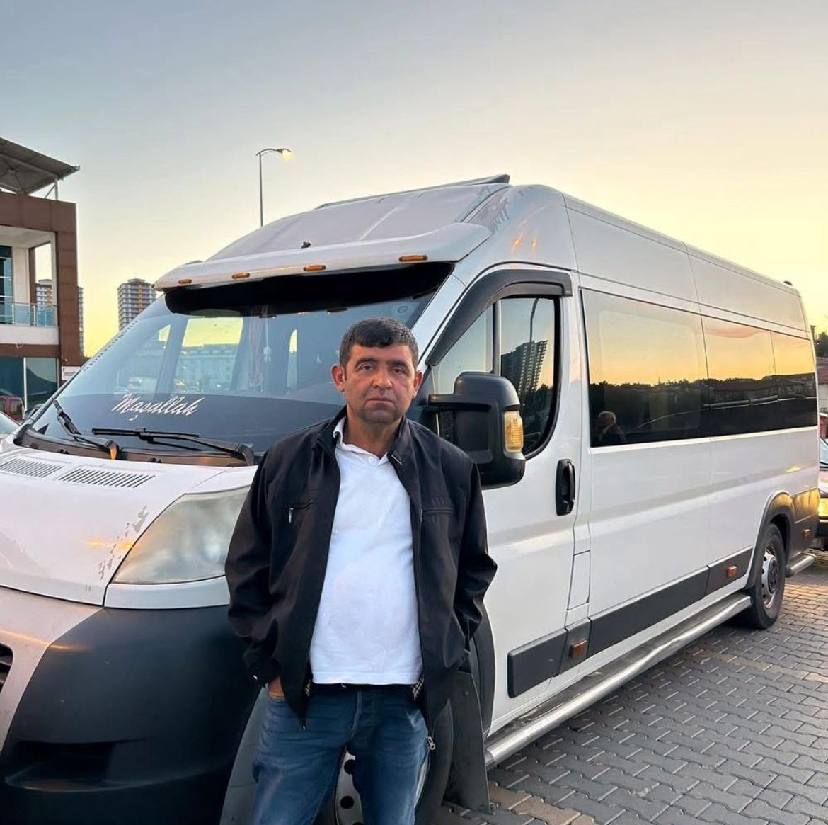 Alevlere teslim olan minibüsünü izlerken kalbine yenik düştü
